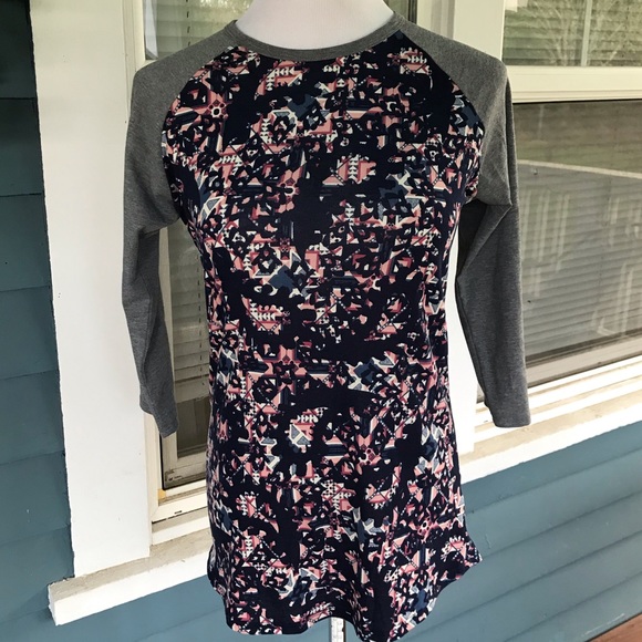 LuLaRoe Tops - NWOT🚨LULAROE “Randy” Tee